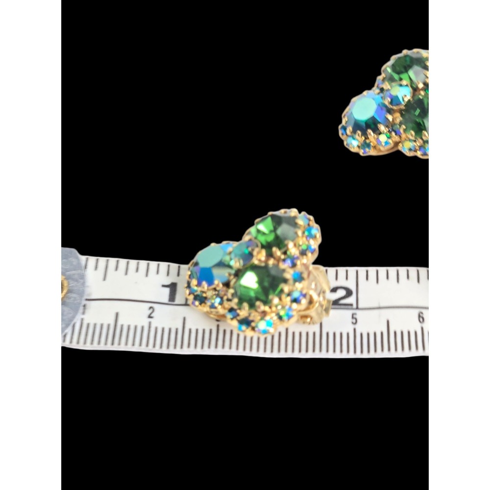 Vintage Kramer Emerald Green Blue AB Rinestone Gold Tone Cluster‎ Clip Earrings - Picture 11 of 11